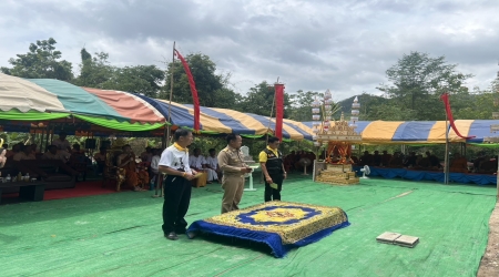 นายก อบต.ศรีสำราญ พร้อมด้วยคณะผู้บริหาร ร่วมงานบุญในพิธีเททองหล่อรูปเหมือน หลวงปู่กาหลง เขี้ยวแก้ว ณ มณฑลพิธีวัดป่าซำอ้ม ต.ศรีสำราญ อ.น้ำโสม จ.อุดรธานี